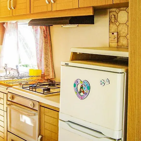 Lovely Stacaravan In With Kitchen 营地 2*